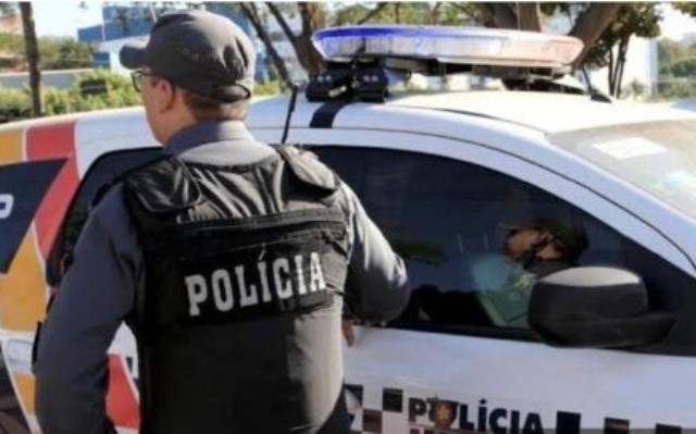 Mulher é agredida pelo namorado e pisoteada ao tentar fugir