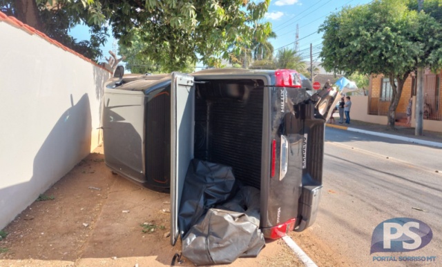 Caminhonete capota após bater em carro no bairro Bom Jesus