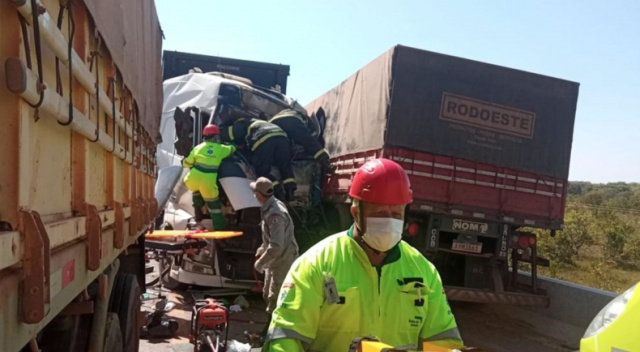 Carretas se chocam na BR-163 entre Lucas do Rio Verde e Sorriso