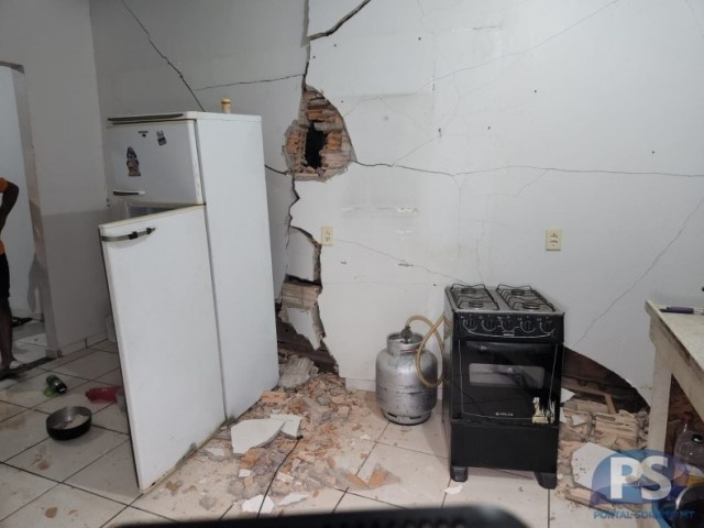 Criança entra em cabine de trator e veículo atinge casa em Sorriso