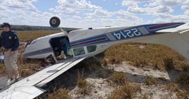 Piloto de avião que caiu em fazenda morre; ele fugia do Gefron