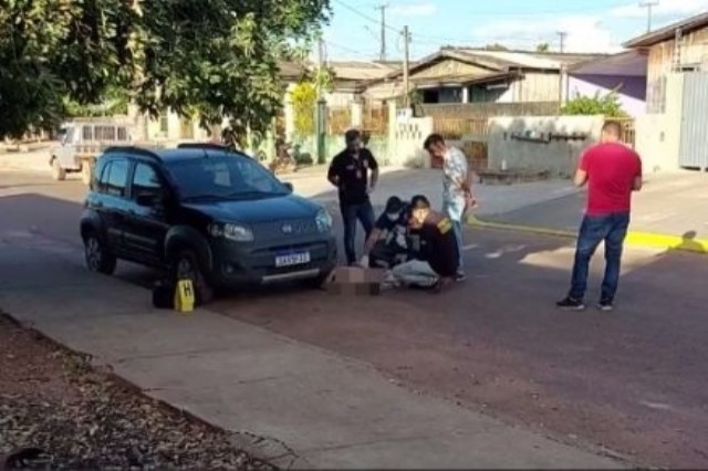 Rapaz leva tiro dentro de residência, tenta correr e morre na rua