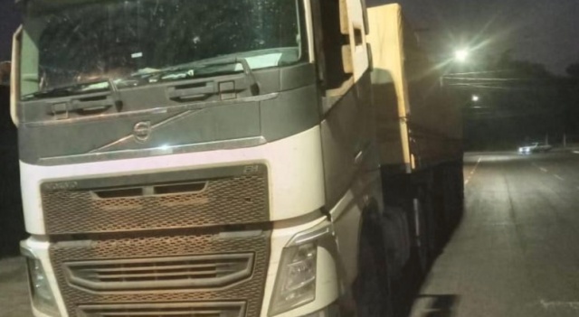 PM localiza motorista e recupera caminhão e carga roubadas