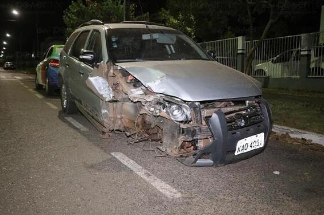 Veículo colide contra poste da rede elétrica
