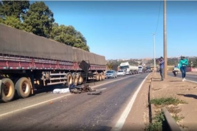 Motociclista morre ao perder o controle e bater em caminhão
