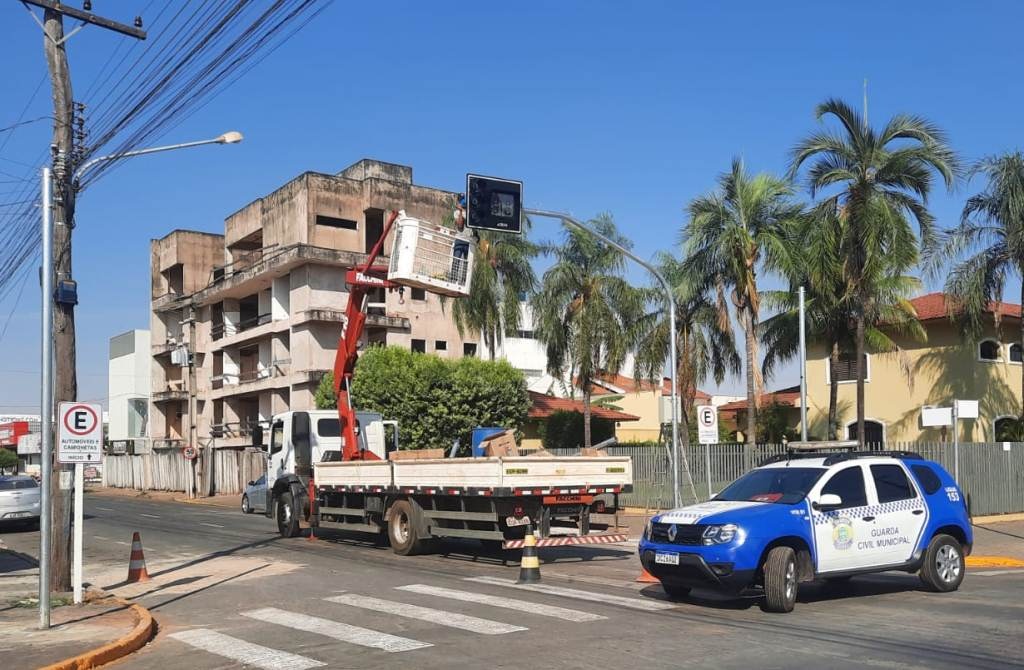 Semáforos e botoeiras começam a ser instalados