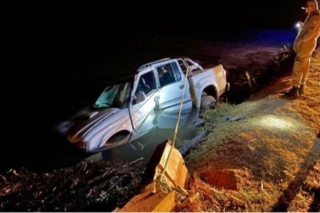 Homem perde controle de S10, tomba em lagoa e morre afogado