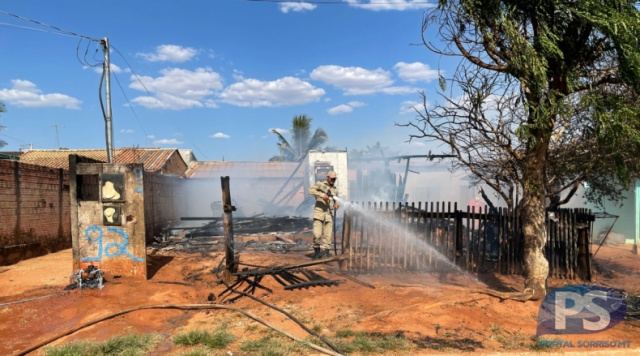 Casa ocupada por mãe e crianças é destruída por incêndio em Sorriso