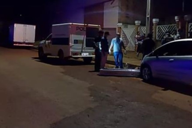 Irmãos são assassinados a tiros em frente de casa