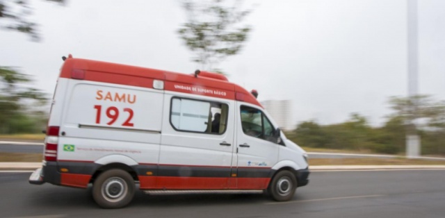 Diarista acha patrão morto com duas facas cravadas no pescoço