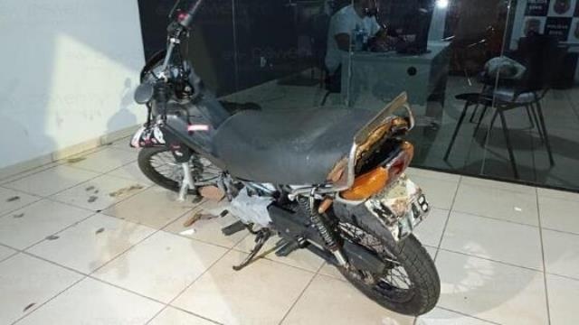 Jovem empina moto na frente de viatura e acaba preso pela PM