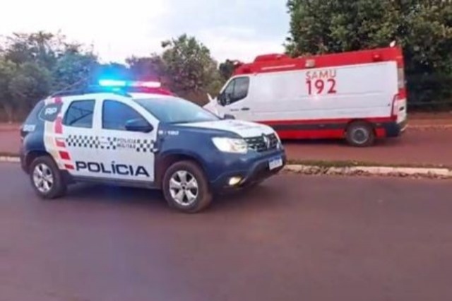 Ciclista é atropelada por moto e quase é esmagada por caminhão