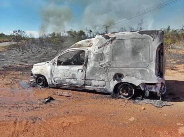 Veículo sofre pane elétrica e pega fogo na BR-163