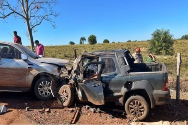 Colisão entre Strada e Hilux mata mulher e deixa mais 5 feridos