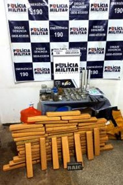 Polícia prende trio com 53 kg de maconha