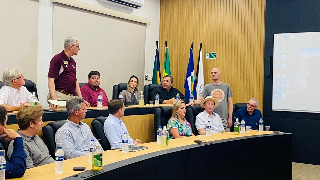 Prefeito se reúne com americanos e detalha potencialidades econômicas de Sinop