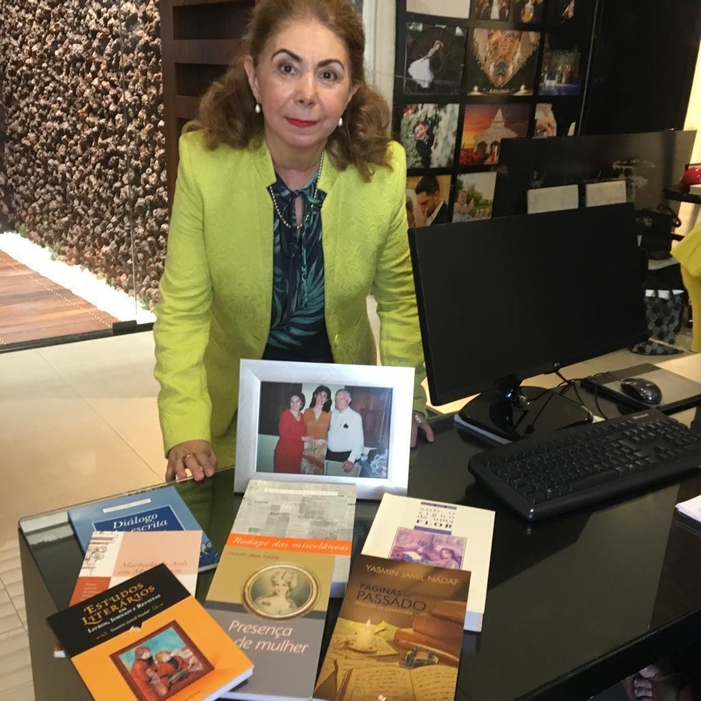 Yasmin Nadaf doa milhares de livros do seu acervo para a Unemat