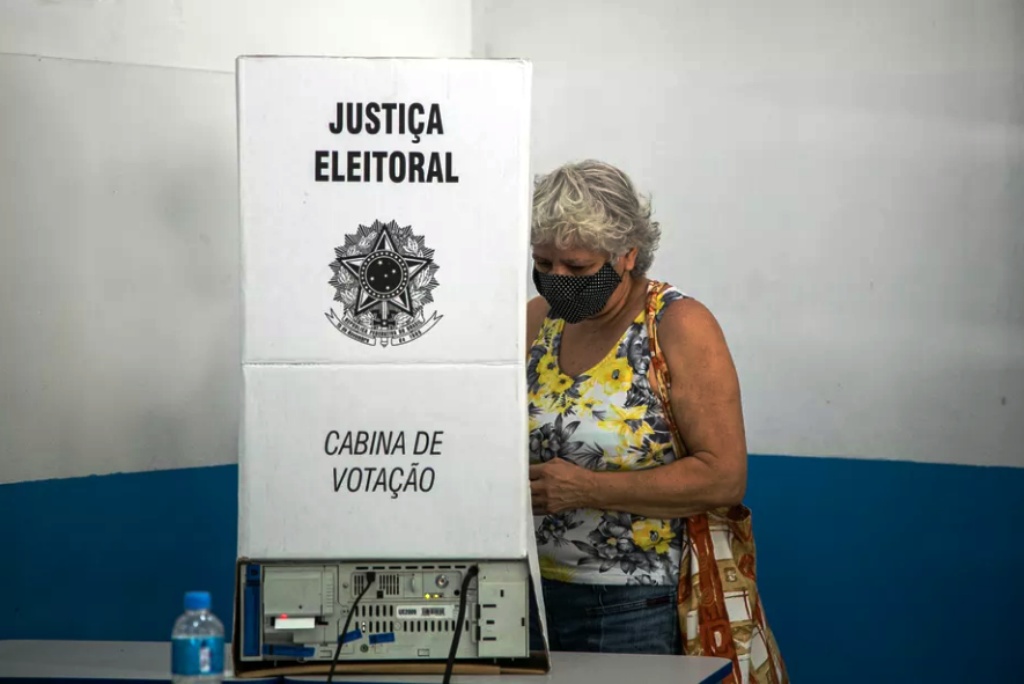 TSE decide proibir que eleitor leve celular para a cabine de votação