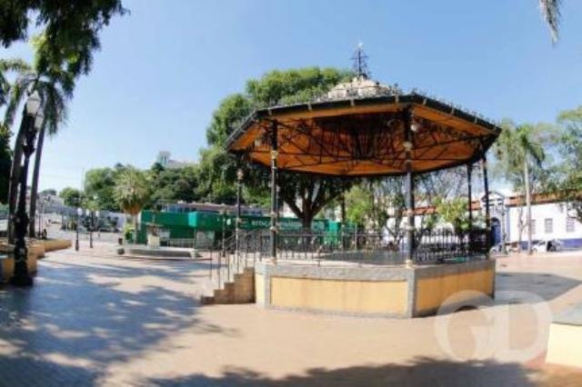 Mulher é morta com facada no peito em praça
