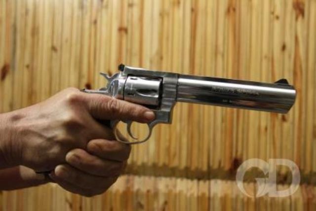 Rapaz de 23 anos pula muro de casa para não morrer baleado