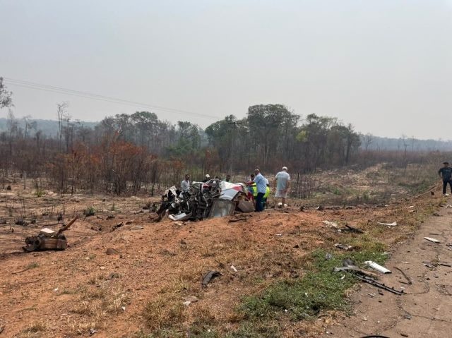 Colisão entre carro e carreta deixa quatro mortos na BR-163