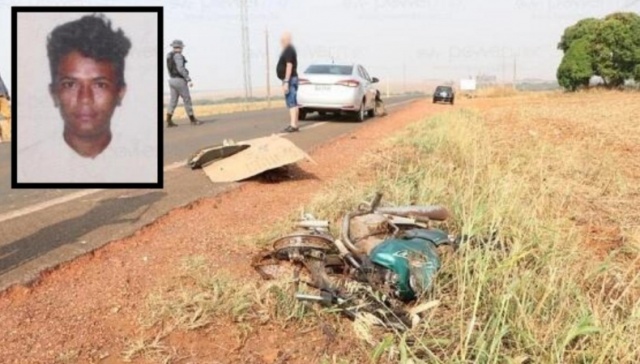 Motociclista bate em carreta, cai na pista e morre atropelado