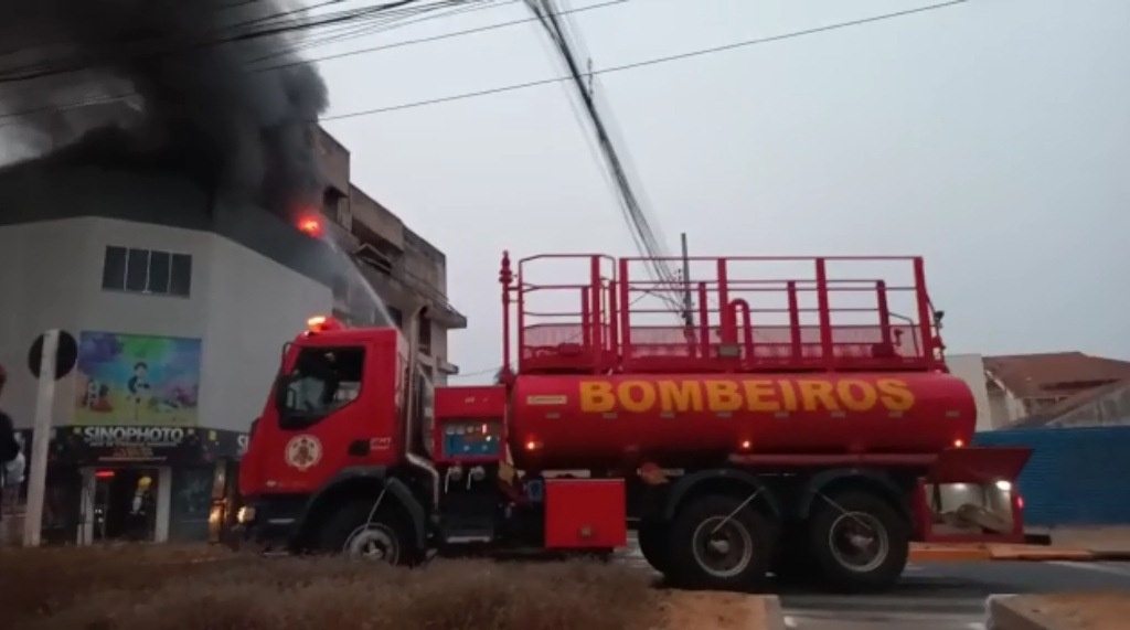 Prédio comercial no centro pega fogo