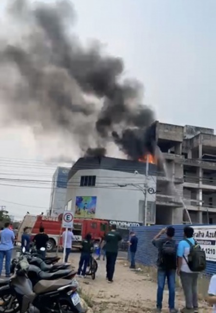 Sinop: Prédio de empresa de fotografia é atingido por incêndio