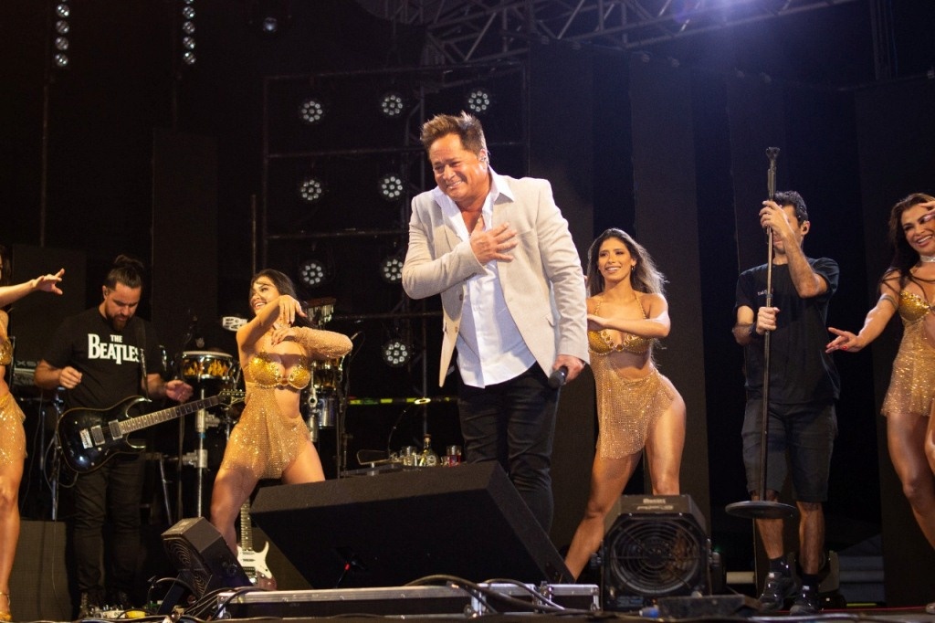 Leonardo reúne mais de 45 mil pessoas em show e destaca crescimento da cidade