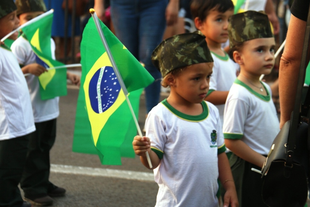 Desfile cívico encerra aniversário de Sinop