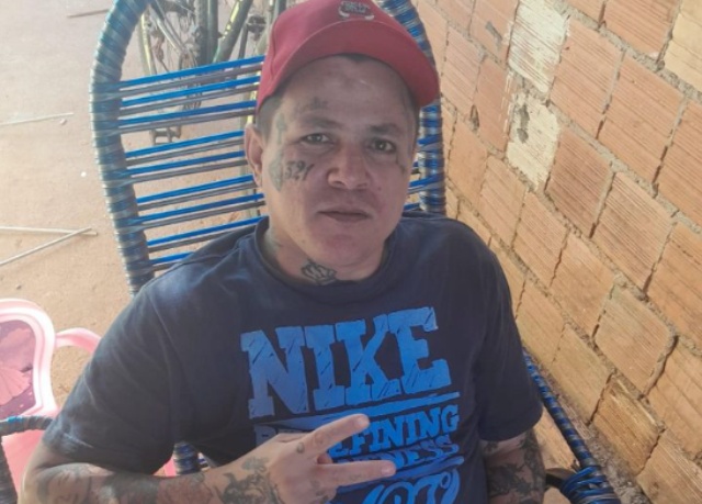 Encapuzados matam ex-presidiário na sala de casa