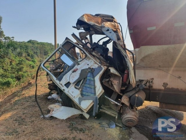 Motorista de carreta fica preso às ferragens após acidente na BR-163