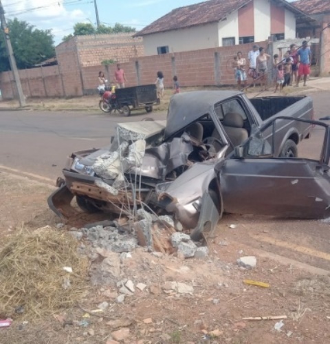Homem fica ferido após carro colidir em poste