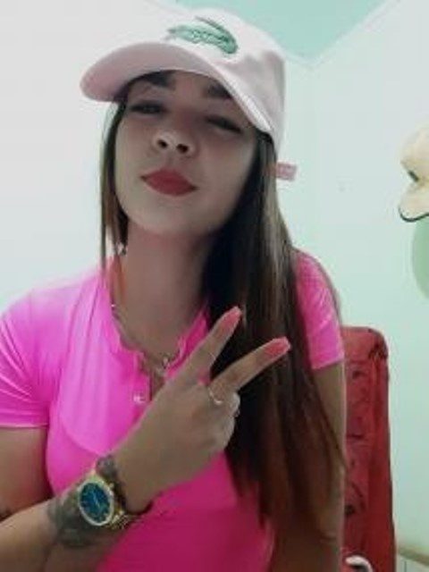 Jovem de 23 anos é assassinada com 3 tiros na porta de casa