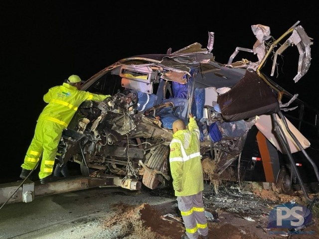 Ônibus, micro-ônibus e carreta se envolvem em grave acidente na BR-163
