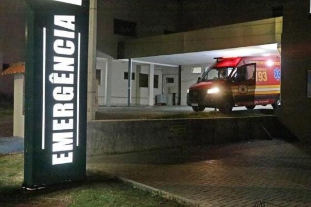 Jovem de 23 anos é socorrido após ser esfaqueado no pescoço