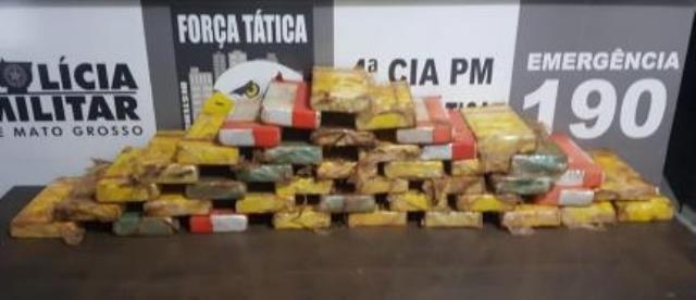 Dupla é presa transportando 40 kilos de cocaína em uma caminhonete Hilux