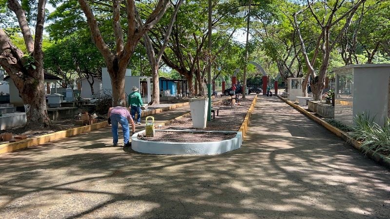 Secretaria de Obras revitaliza cemitério para receber público no Dia de Finados