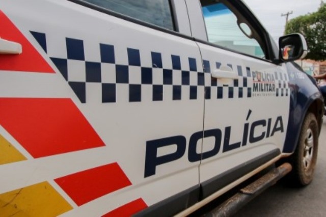 Homem encontra jovem morto e outro ferido a bala em lavoura