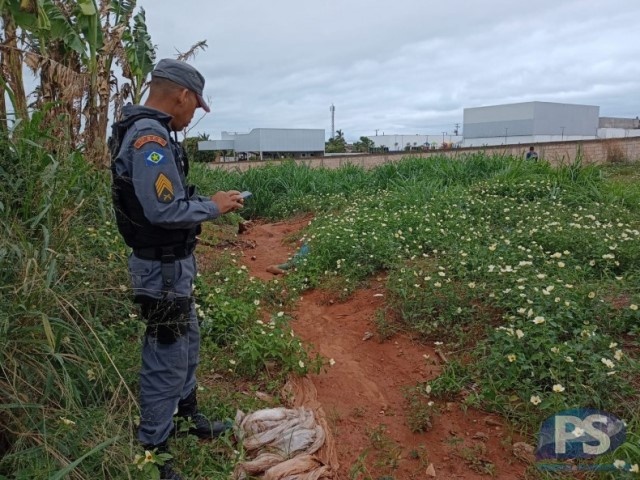 Corpo de homem é encontrado em terreno baldio
