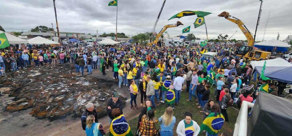 Manifestação continua após discurso presidencial. Comerciantes fecham as portas