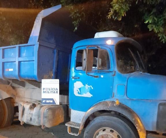 PM recupera caminhão roubado e prende jovem de 18 anos