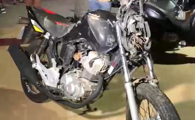 Jovem fica ferido após se envolver em acidente entre moto e caminhão