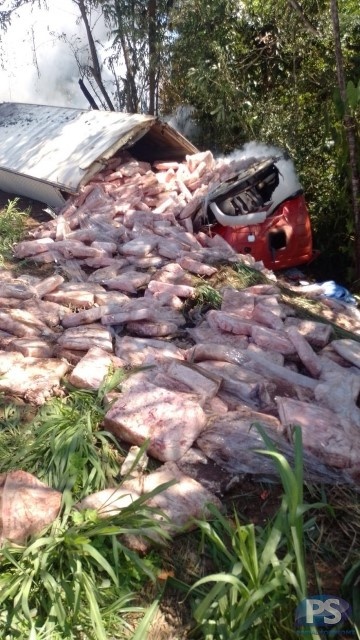 Carreta tomba e pega fogo na BR-163 em Sinop
