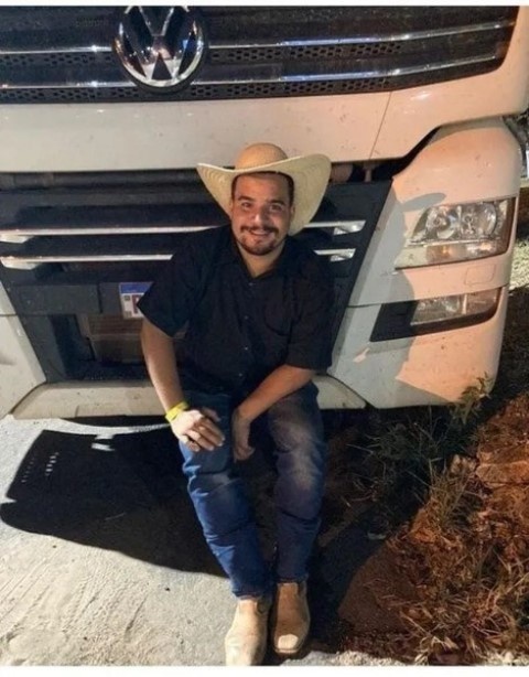 Arquiteto morre após bater caminhonete em viatura da PRF