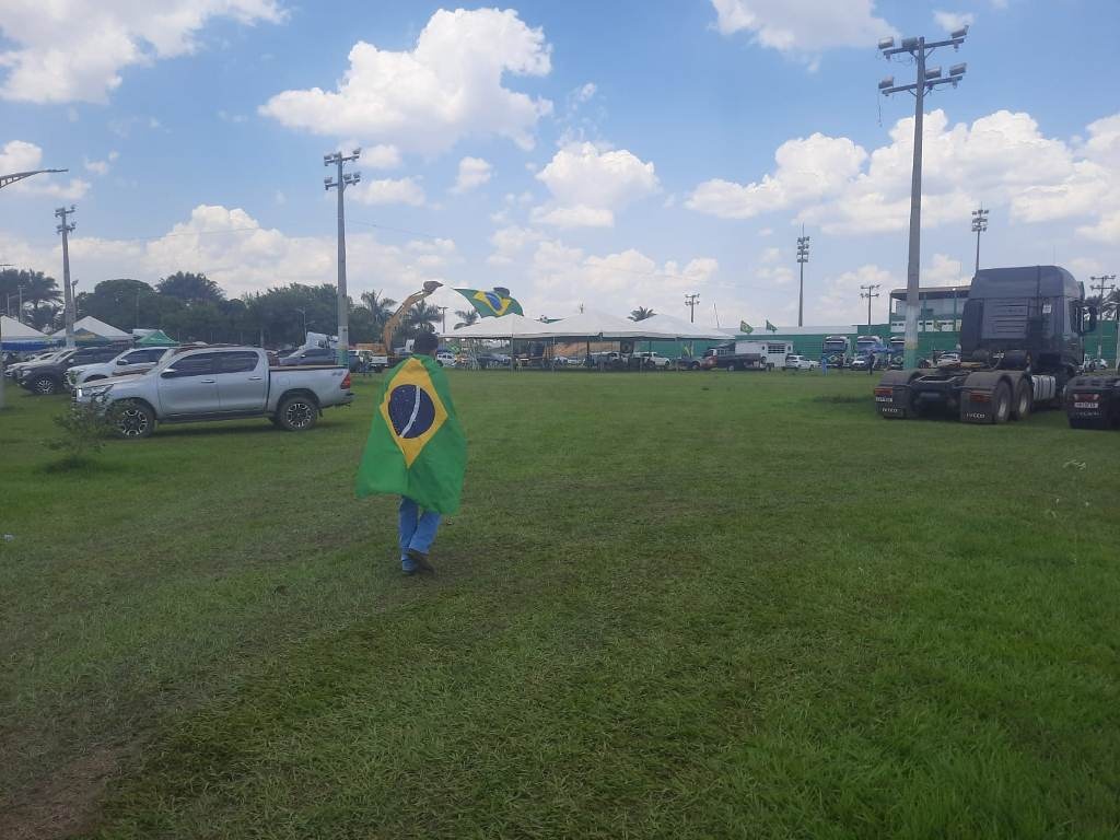 Manifestantes se concentram no entorno do Estádio. Comércios fecham