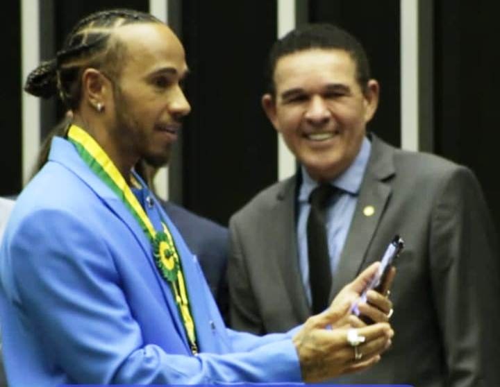 Lewis Hamilton é homenageado pela Câmara
