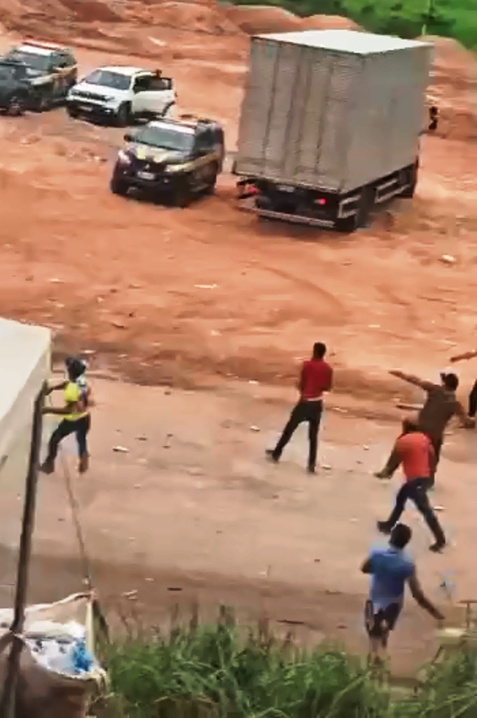 Em Novo Progresso, manifestantes atacam a Polícia Rodoviária