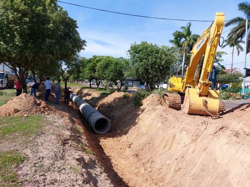 Obras executa fechamento de valetão em frente a escola municipal na Itaúbas