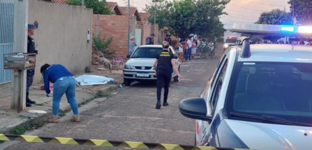 Atirador mata jovem de 23 anos na calçada de casa